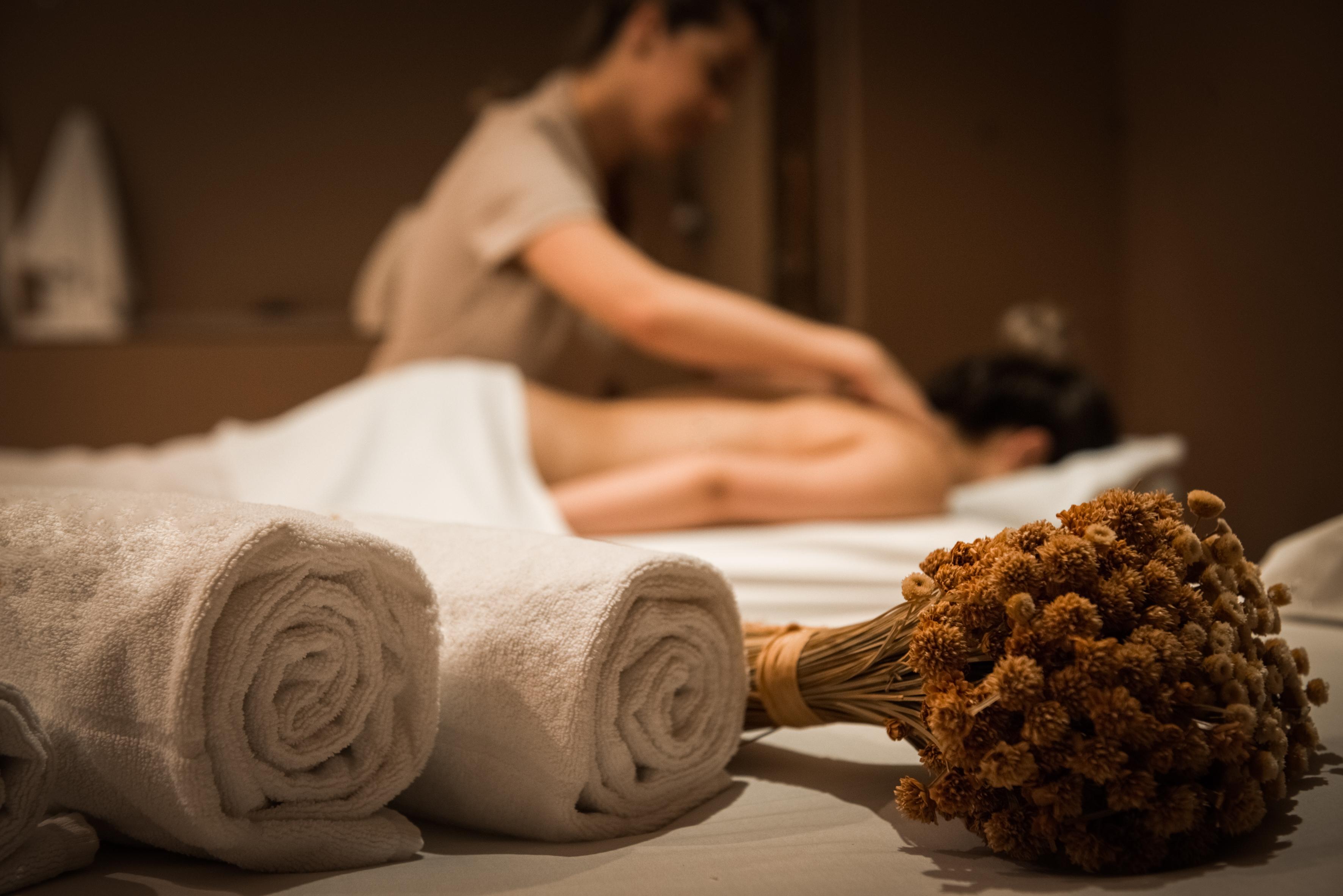 Wish Serrano Resort Грамаду Экстерьер фото A woman receiving a massage